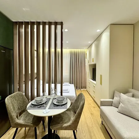 Hotel E&r At Myslym Shyri *