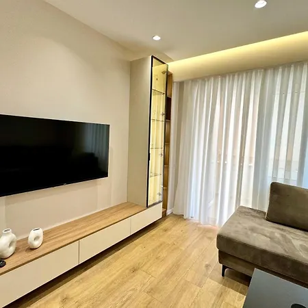 Hotel E&r At Myslym Shyri Tirana