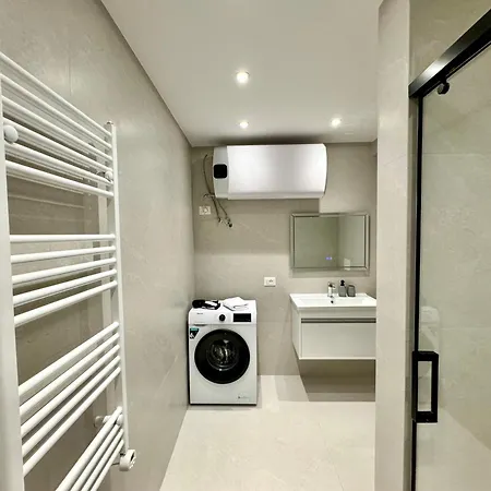 E&r At Myslym Shyri Hotel *