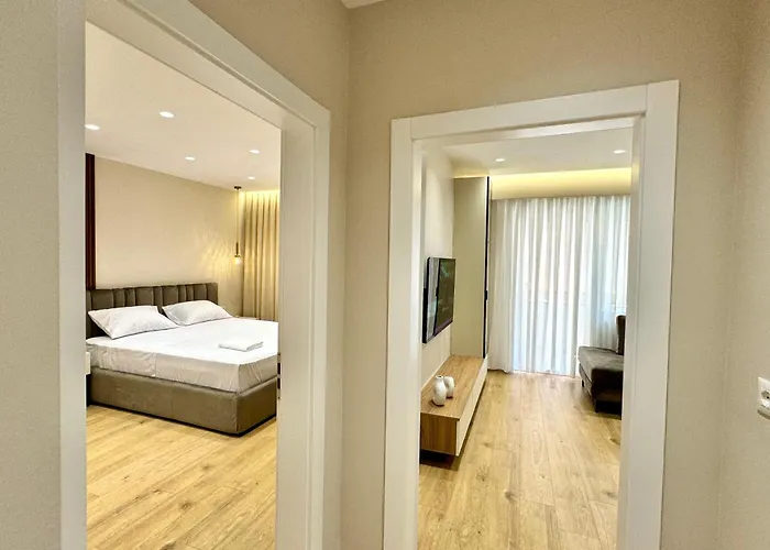 Hotel E&r At Myslym Shyri