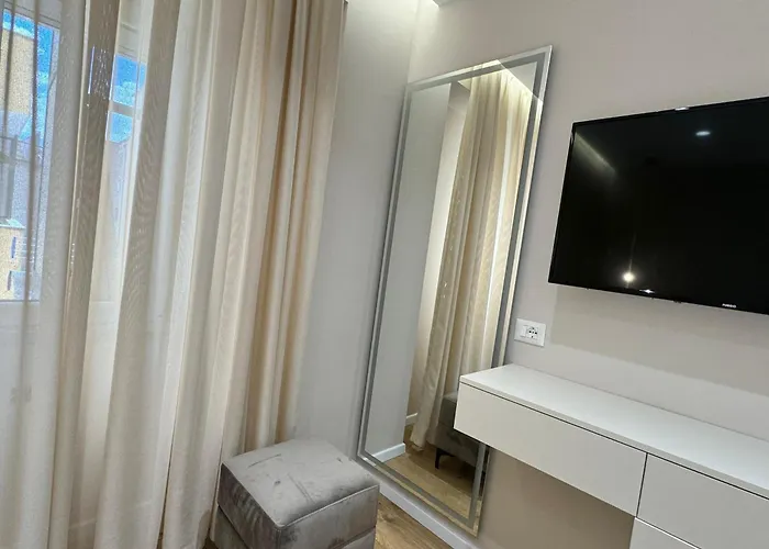 E&r At Myslym Shyri 티라나