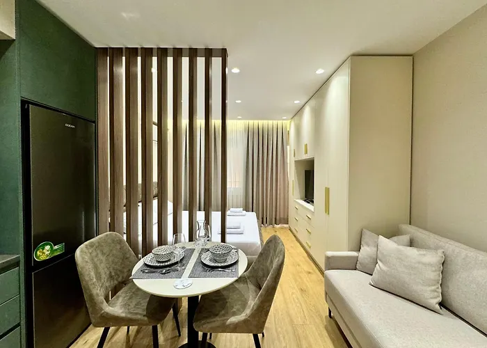 호텔 E&r At Myslym Shyri *