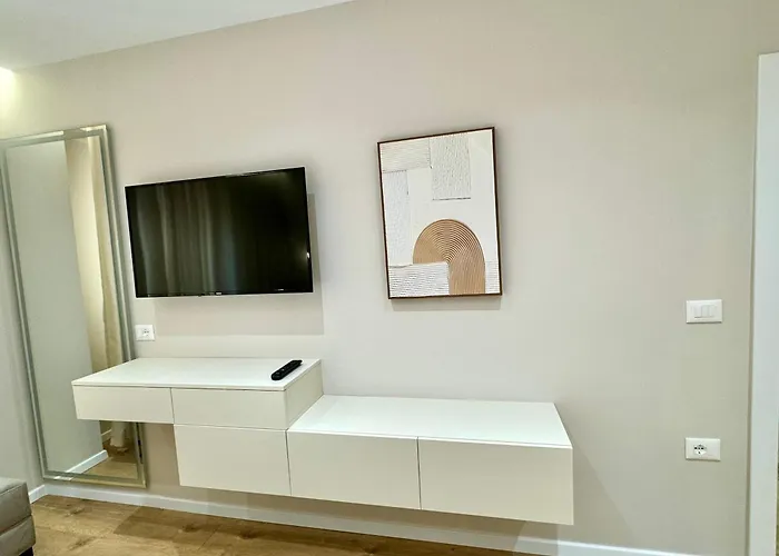 Hotel E&r At Myslym Shyri